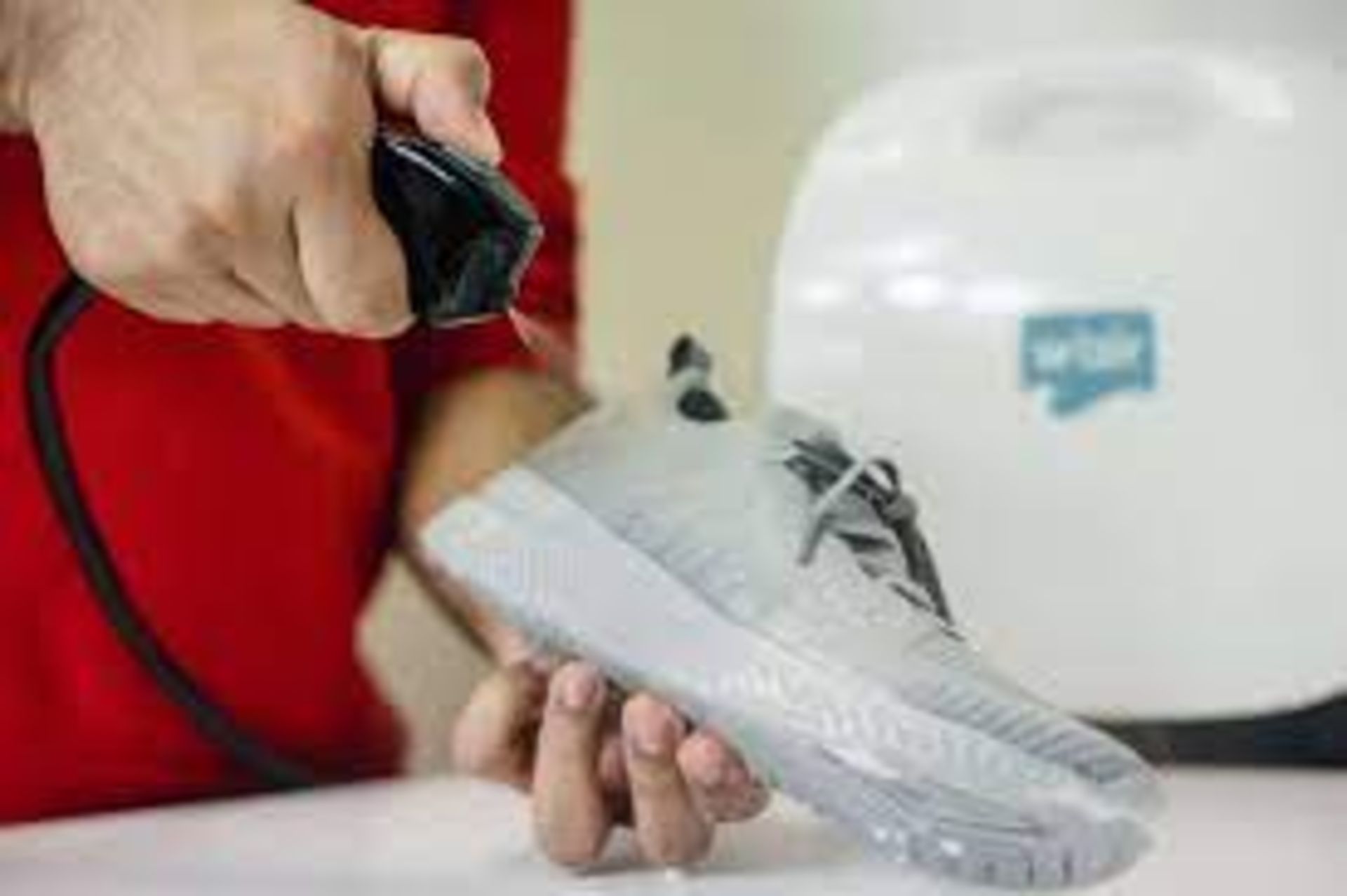 BRAND NEW W'AIR SNEAKER CLEANING SYSTEMS RRP £299 The w'air uses hydrodynamic technology producing a - Image 4 of 6