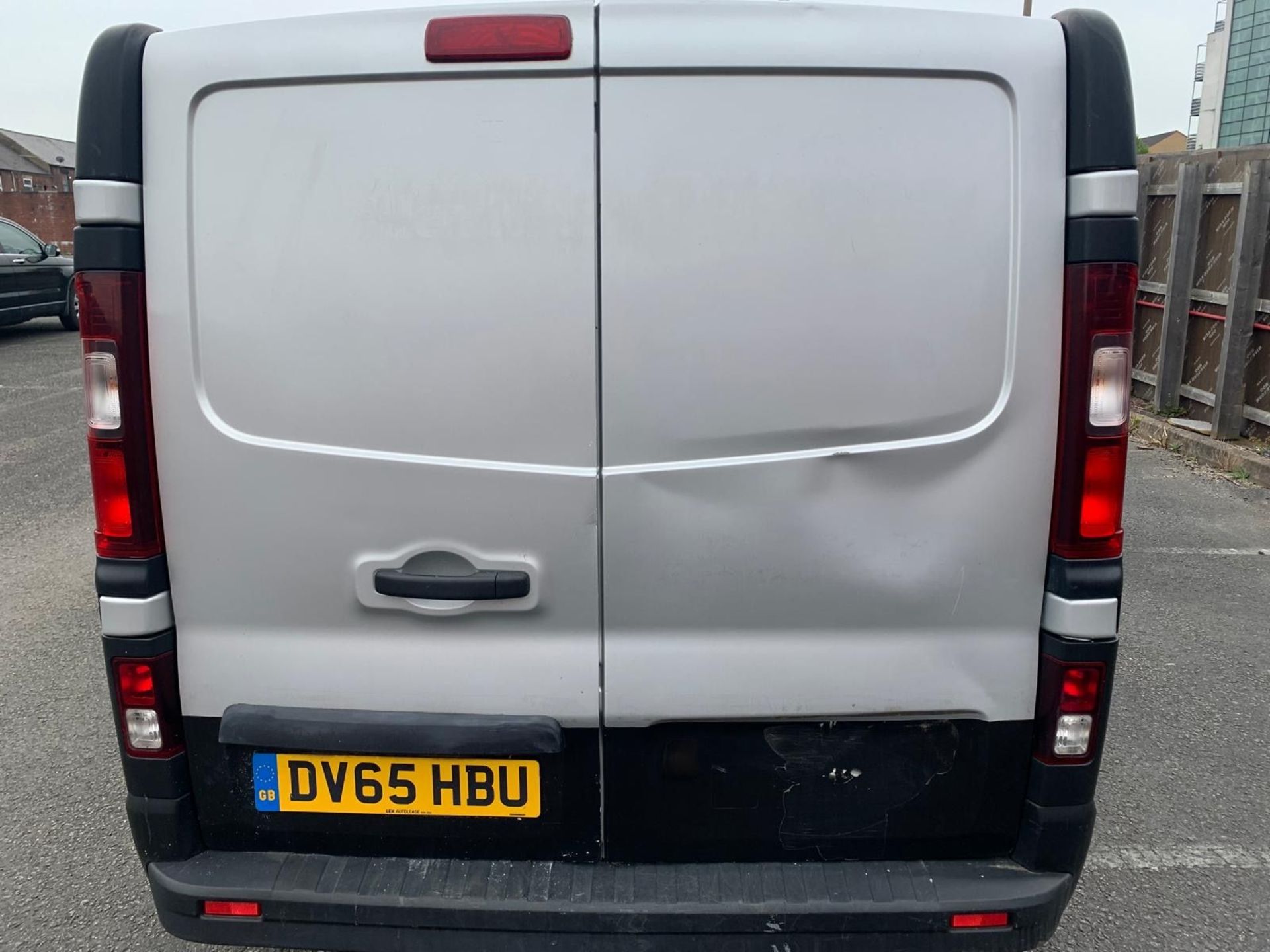 DV65 HBU VAUXHALL VIVARO  SILVER  DIESEL  MOT: 31.10.24 First Registration: 23.11.15 - Image 4 of 6