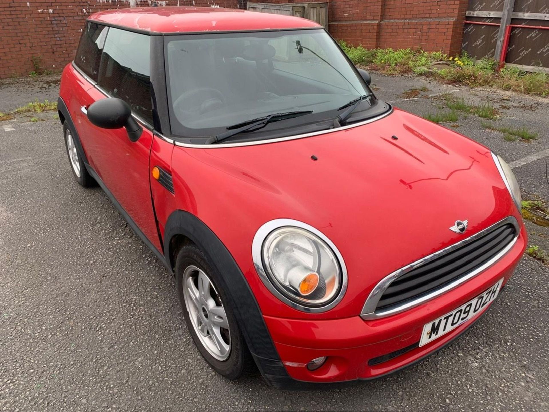 MT09 OZH MINI ONE-  RED PETROL MOT: 24.10.24 First Registration: 17.07.09 - Image 4 of 6