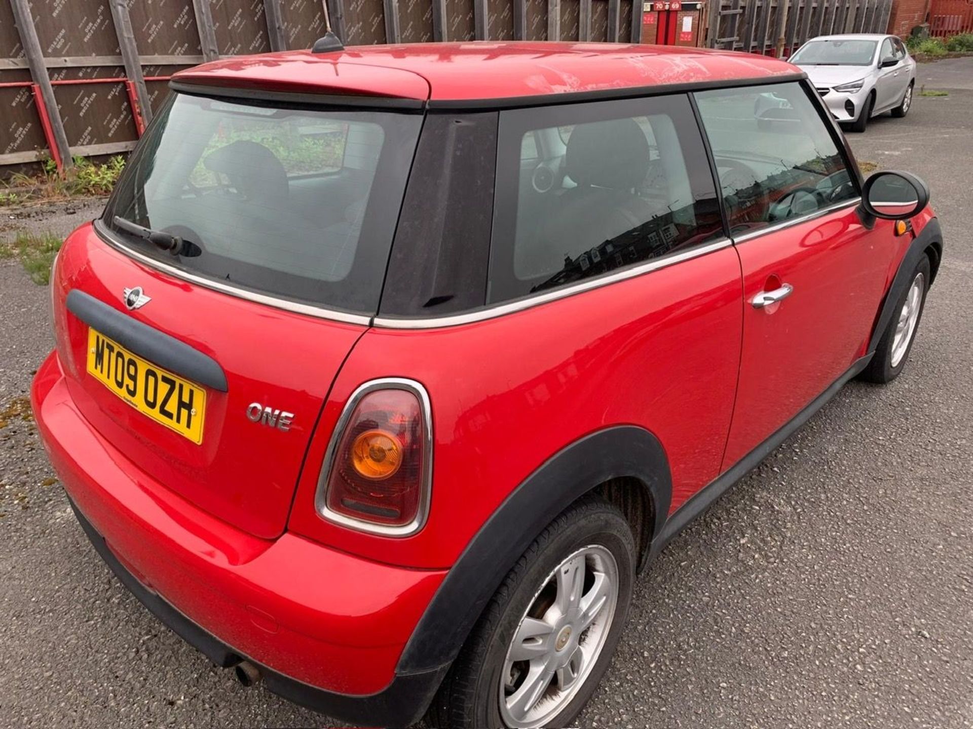 MT09 OZH MINI ONE-  RED PETROL MOT: 24.10.24 First Registration: 17.07.09 - Image 3 of 6