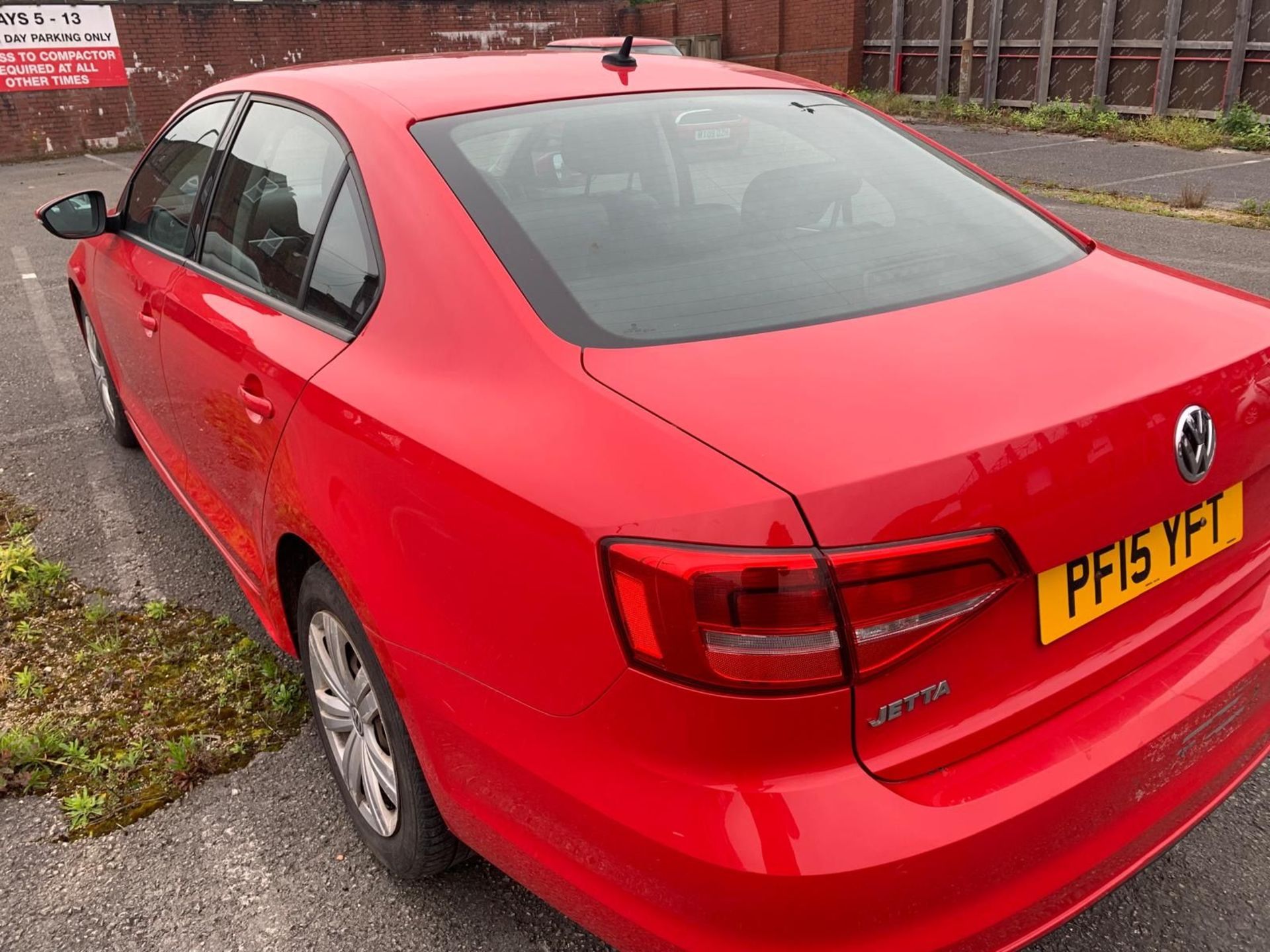 PF15 YFT VOLKSWAGEN JETTA  RED PETROL First Registration: 21.07.15 1 X KEY  LOGBOOK  6 SPEED - Image 3 of 8