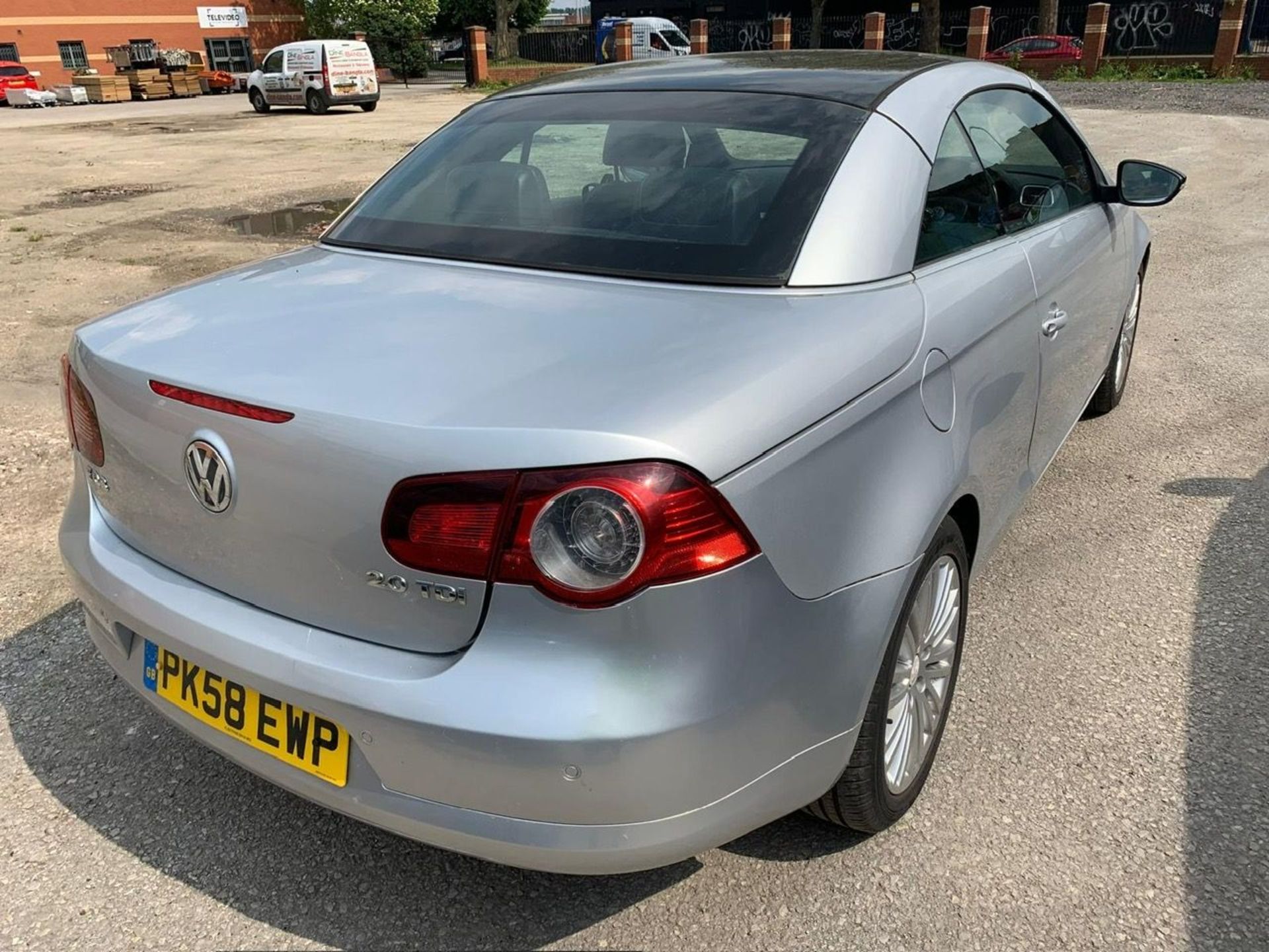 PK58 EWP VOLKSWAGEN EOS SILVER DIESEL MOT: 02.09.24 First Registration: 15.10.08 Number of services: - Image 3 of 10