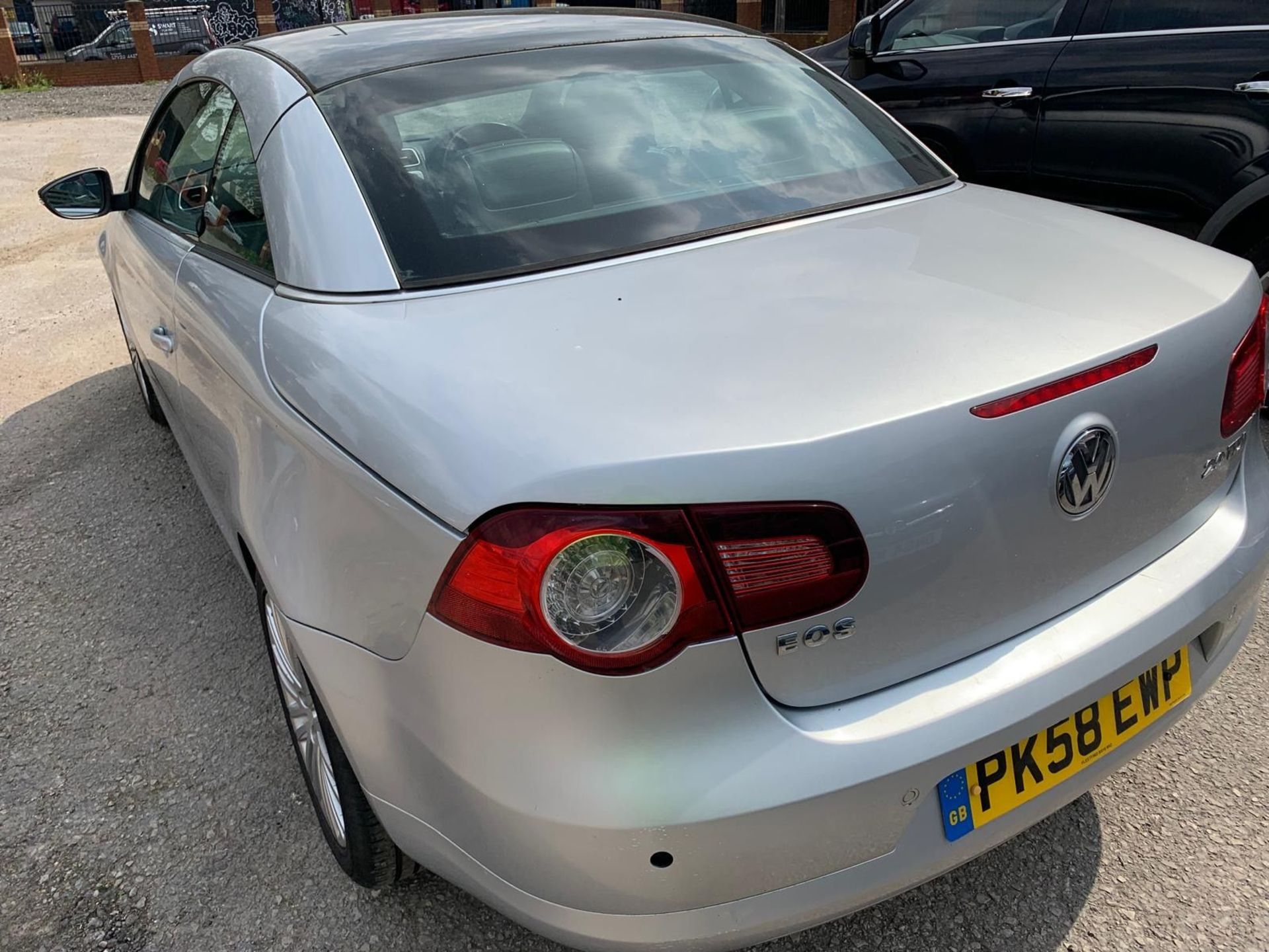 PK58 EWP VOLKSWAGEN EOS SILVER DIESEL MOT: 02.09.24 First Registration: 15.10.08 Number of services: - Image 5 of 10