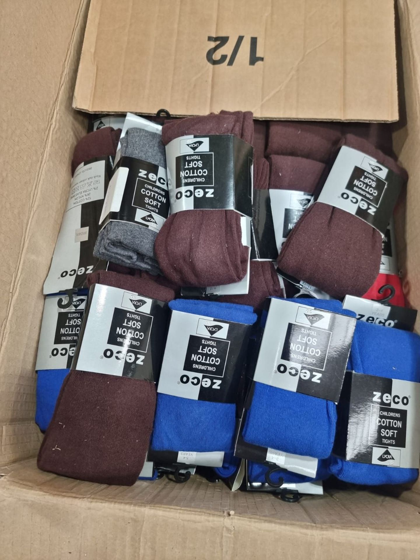 PALLET TO CONTAIN A LARGE QUANTITY OF NEW CLOTHING GOODS. MAY INCLUDE ITEMS SUCH AS: T-SHIRTS, - Bild 4 aus 28