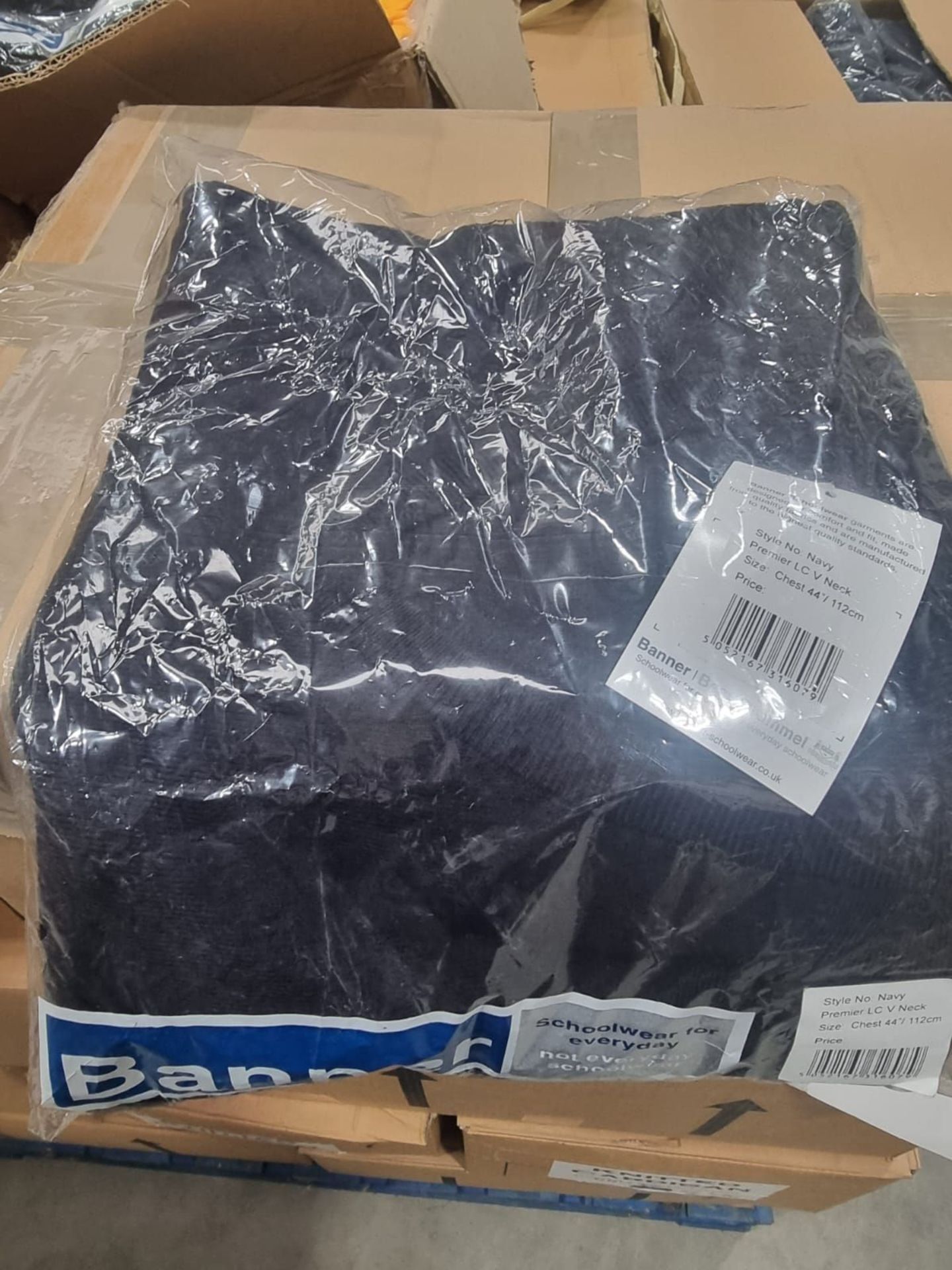 PALLET TO CONTAIN A LARGE QUANTITY OF NEW CLOTHING GOODS. MAY INCLUDE ITEMS SUCH AS: T-SHIRTS, - Bild 28 aus 28