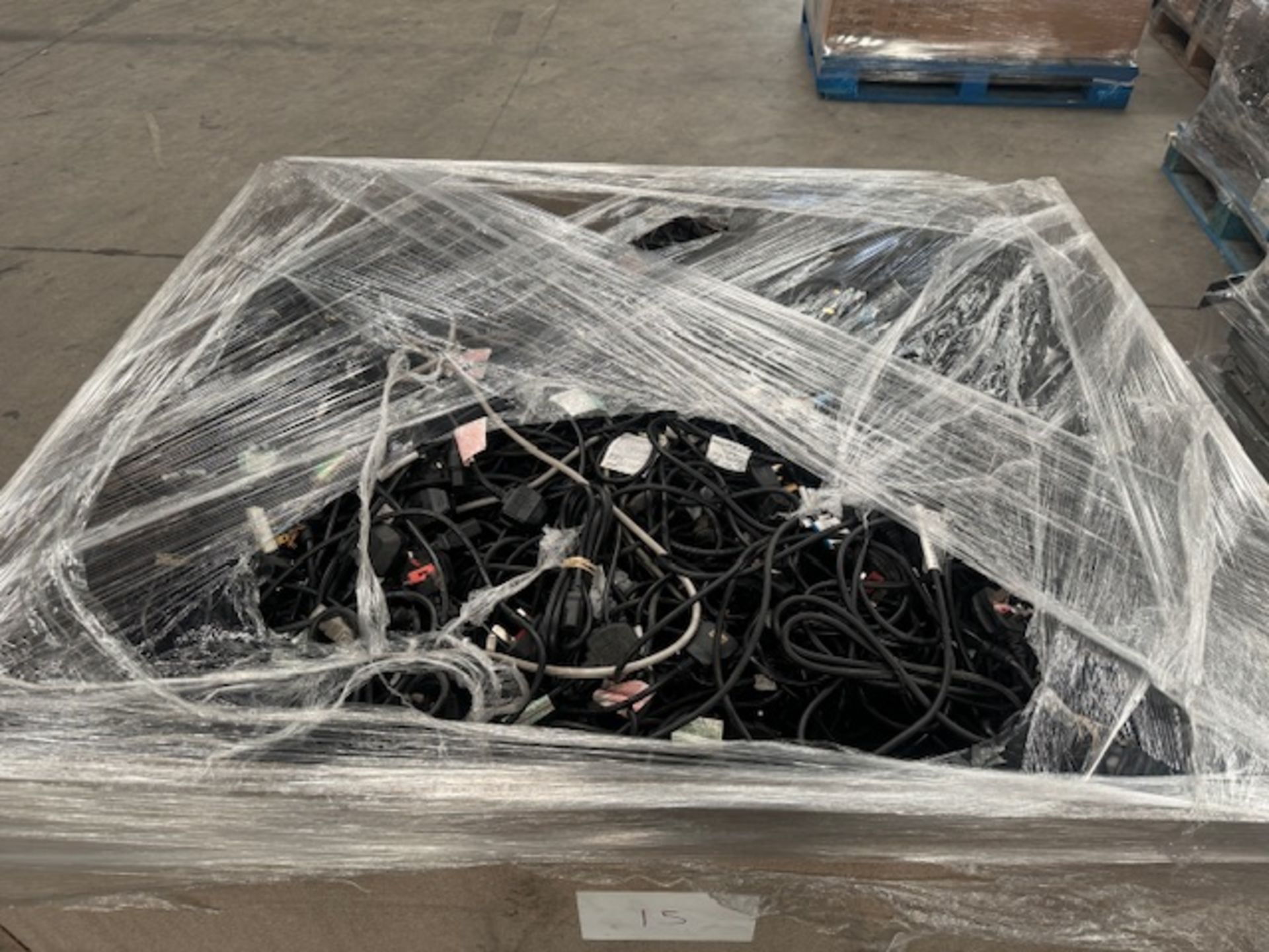 IT PALLET LOT INCLUDING A VERY LARGE VOLUME OF SPARE LAPTOP/PC POWER CABLES IN VARIOUS BRANDS AND - Image 3 of 3