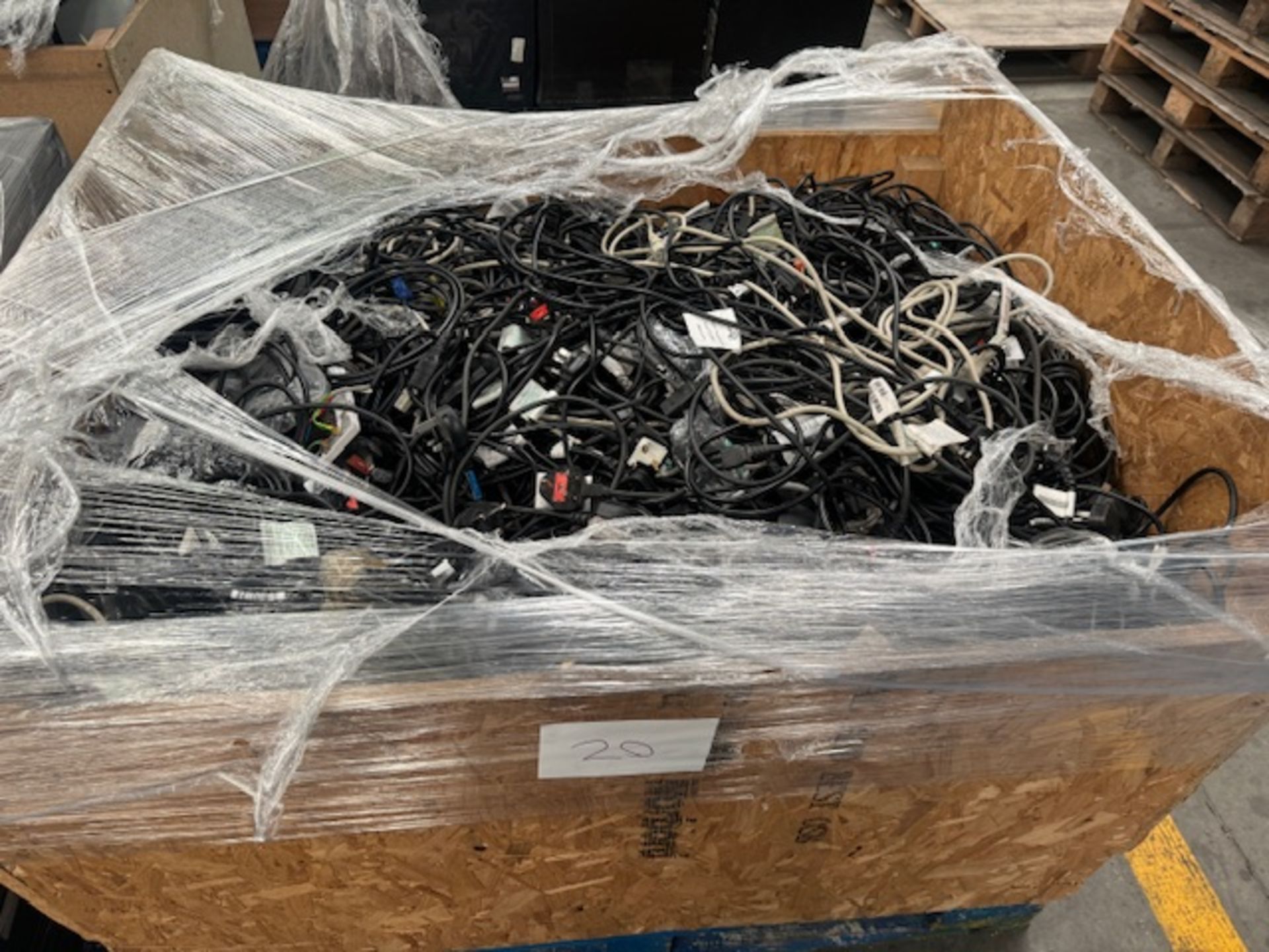 IT PALLET LOT INCLUDING A VERY LARGE VOLUME OF SPARE LAPTOP/PC POWER CABLES IN VARIOUS BRANDS AND - Bild 3 aus 3