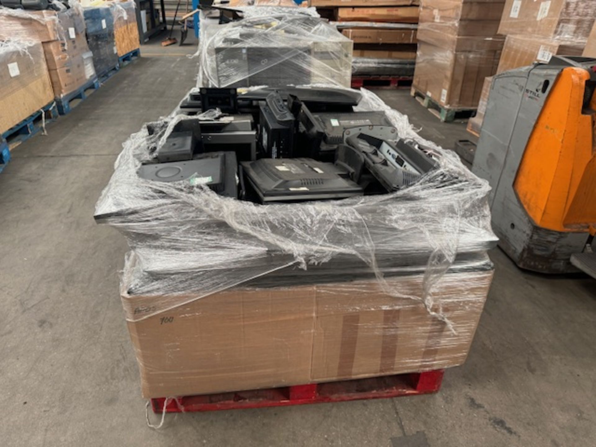 IT PALLET LOT INCLUDING A LARGE QUANTITY OF KEYBOARDS COMPUTER MONITORS ETC IN VARIOUS BRANDS - Image 2 of 3