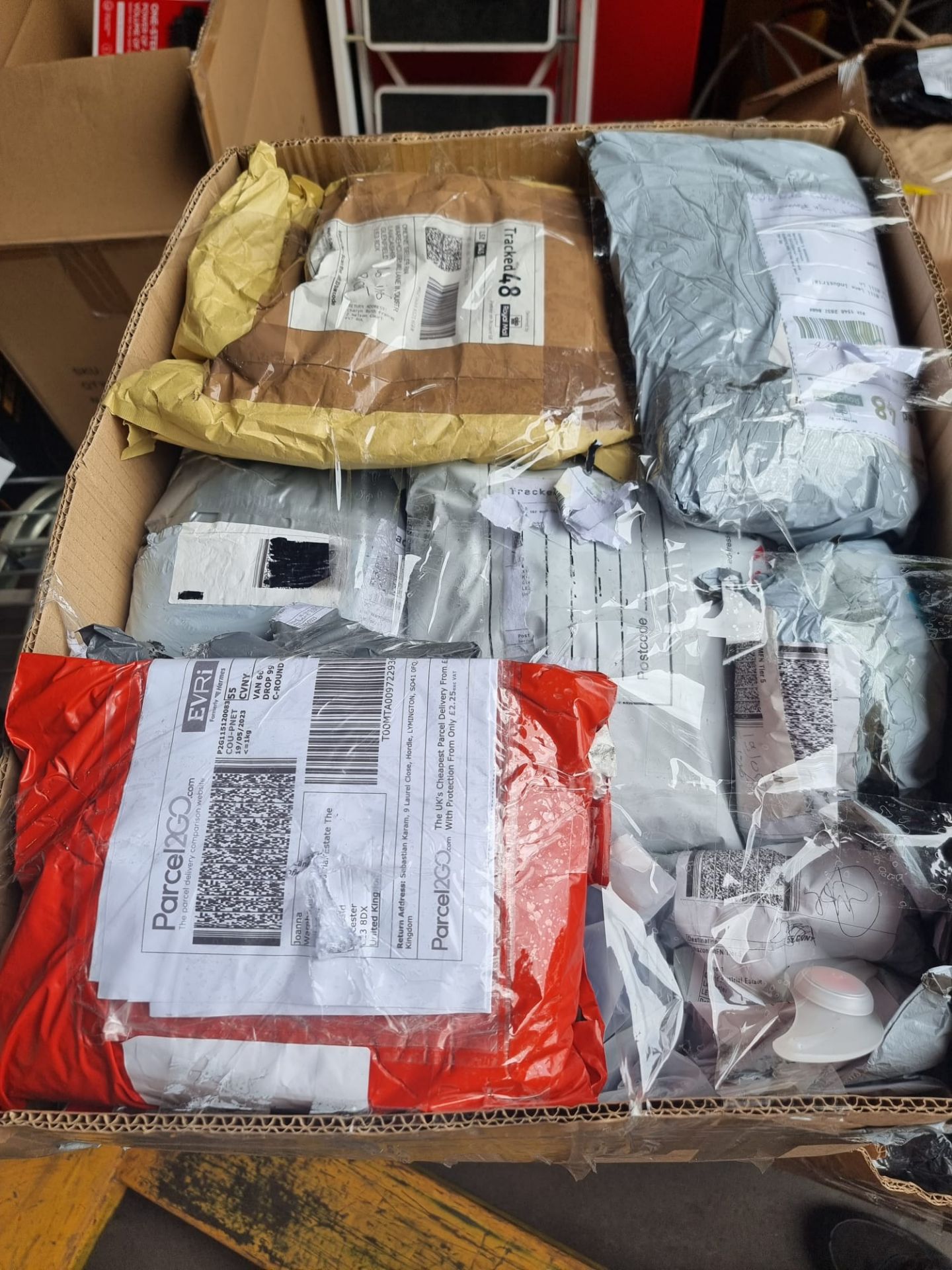 MEGA BULK LOT TO CONTAIN 1000 x UNCHECKED COURIER/INTERNET RETURNS. CONDITION & ITEMS UNKNOWN. - Image 3 of 11