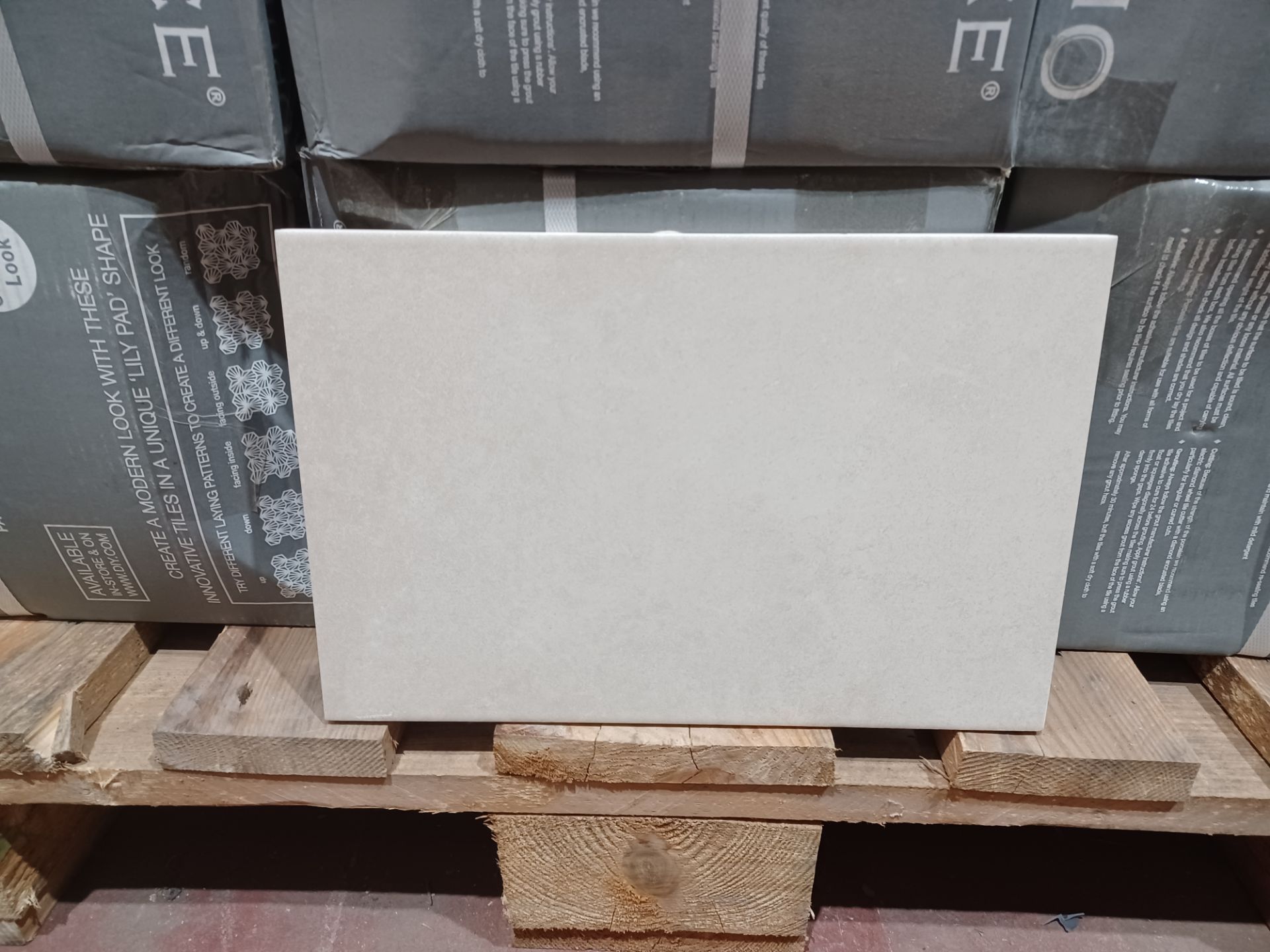 10 X PACKS OF JOHNSONS TILES CNY WALL OLD STONE 297x197MM WALL TILES. EACH PACK COVERS 1M2, GIVING