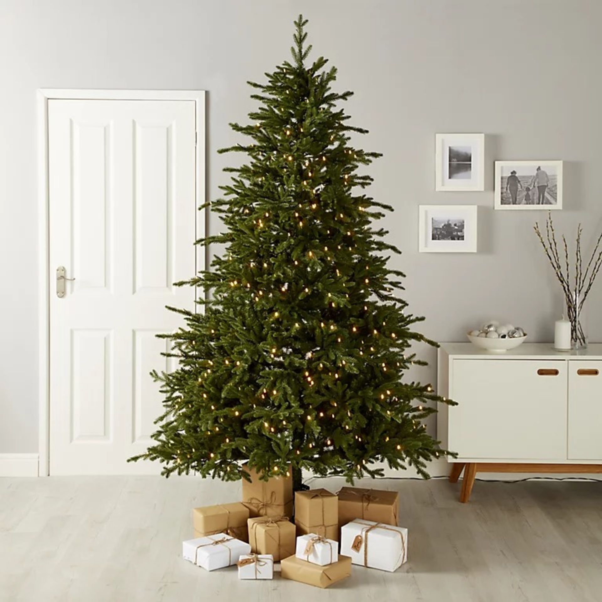 7.5ft Full Thetford Warm white LED Natural looking Pre-lit Artificial Christmas tree - ER44