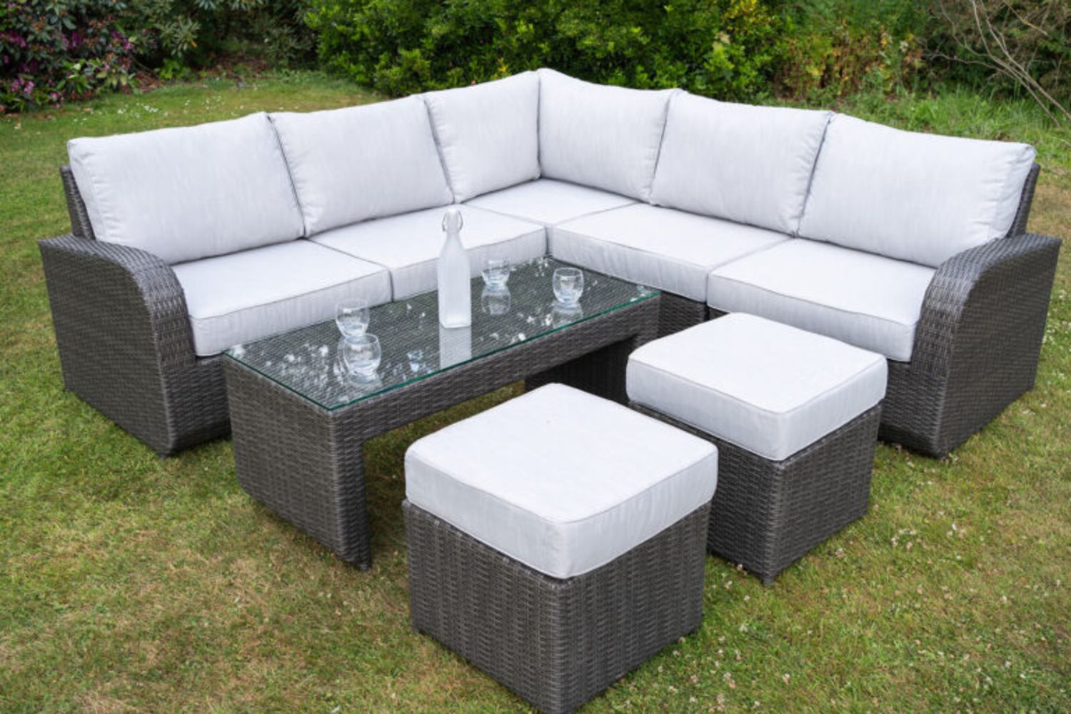 BRAND NEW LUXURY PREMIUM RATTAN FURNITURE INCLUDING 10 SEAT CORNER SETS, ROUND DINING TABLE SETS AND MUCH MORE. DELIVERY AVAILABLE