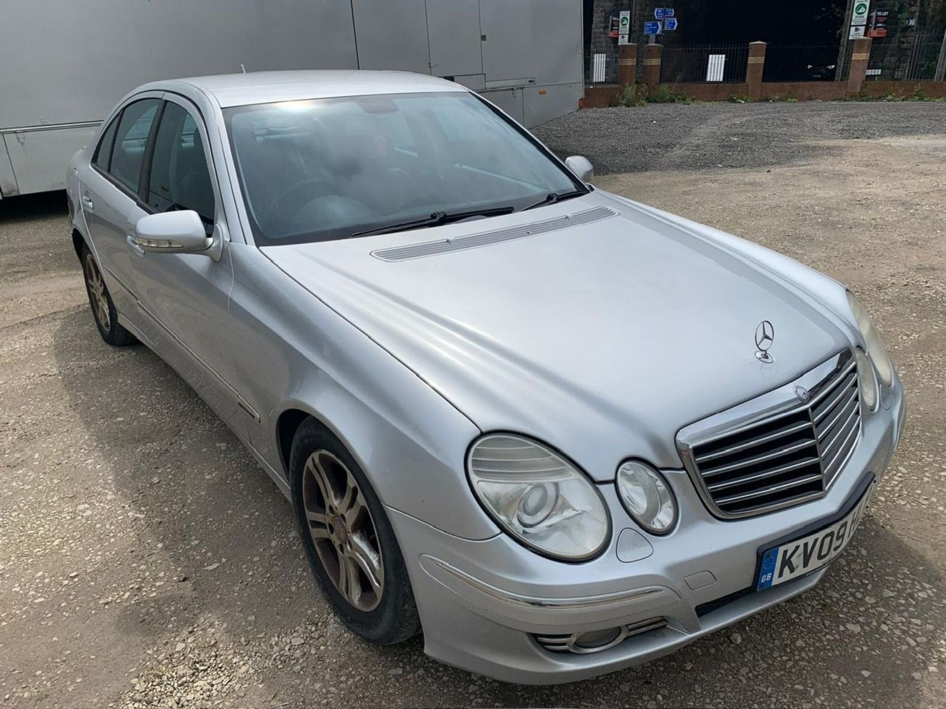 KV09 HLP MERCEDES-BENZ E Silver Diesel First Registration : 27.03. 09 Mileage: 161,146 1 X KEY