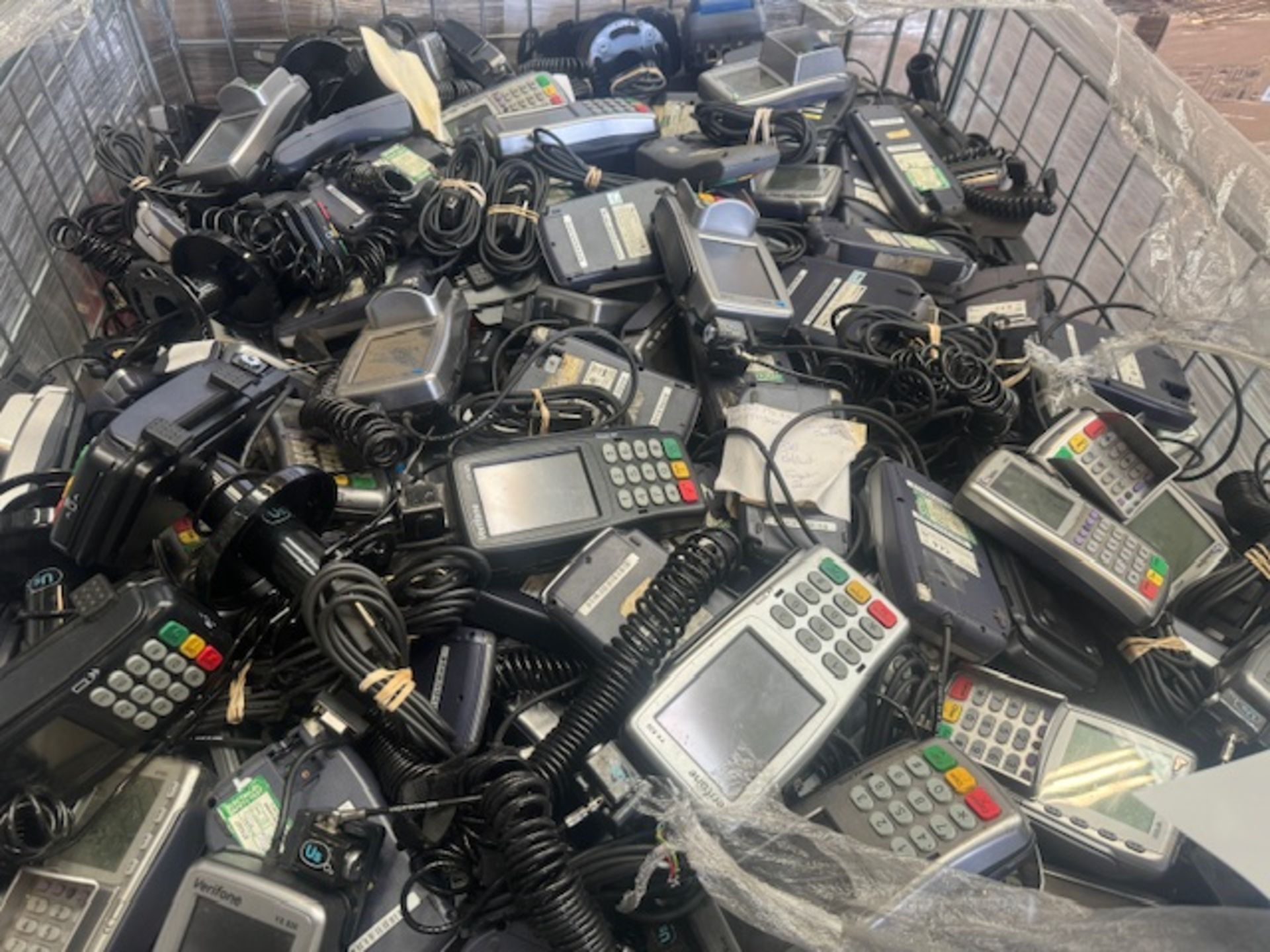 IT PALLET TO CONTAIN APPROX 500 X ASSORTED VERIFONE PDQ MACHINES WITH CABLES - Bild 2 aus 2