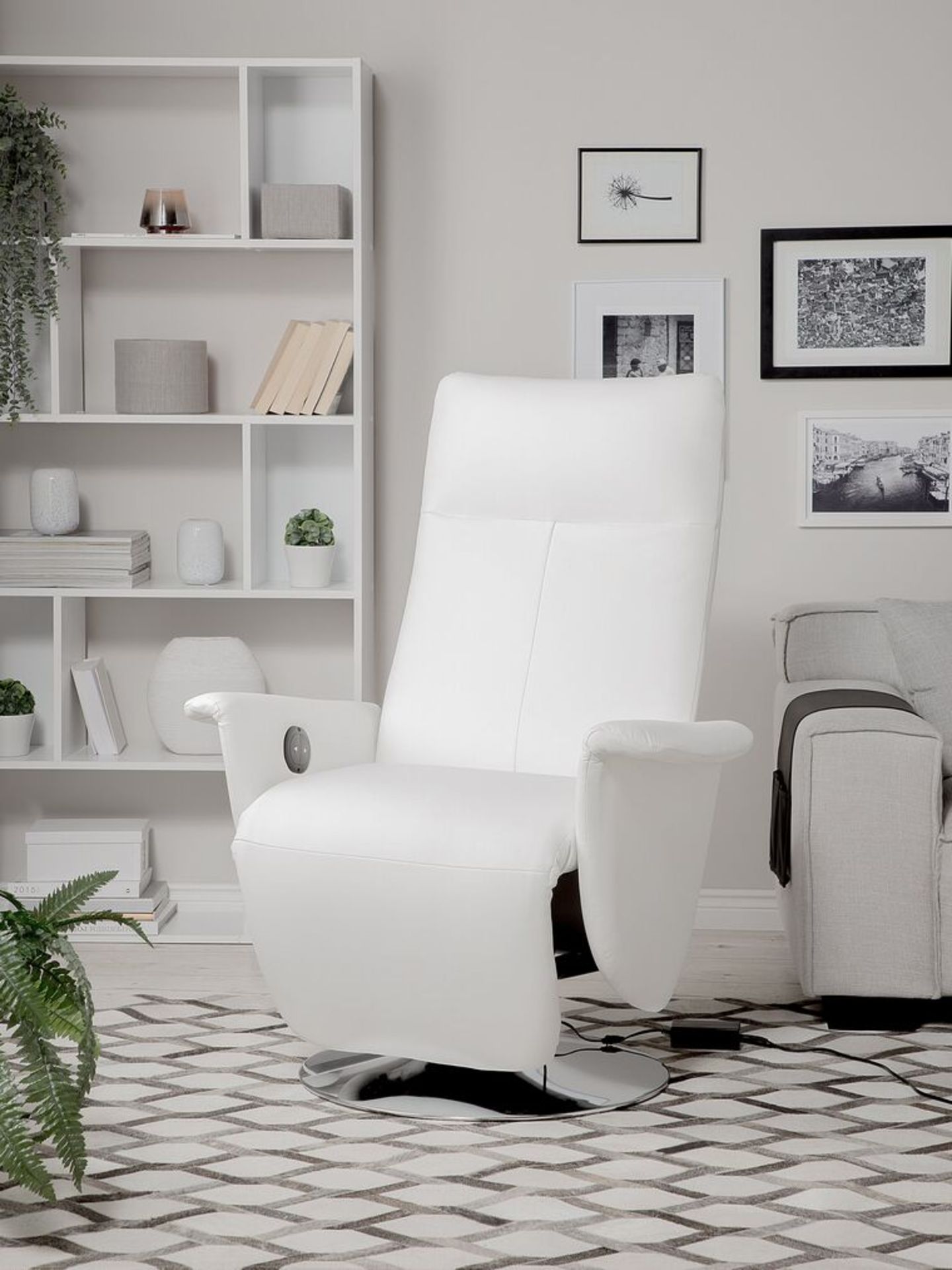 Prime Faux Leather Recliner Chair White . - R14. RRP £489.99. This elegant reclining chair is a - Bild 2 aus 2