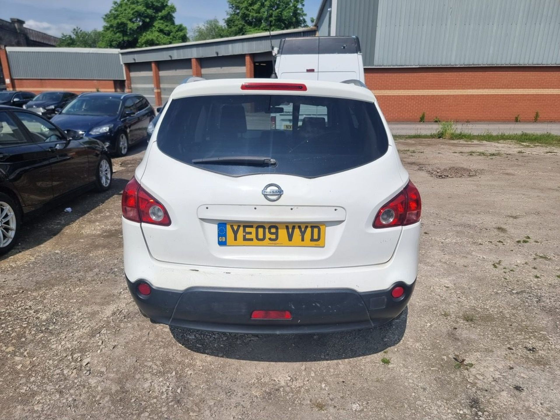 YE09 VYD NISSAN QASHQAI  WHITE DIESEL  MOT: 20.10.24 First Registration: 03.07.09 Mileage: 158,974 2 - Bild 4 aus 8