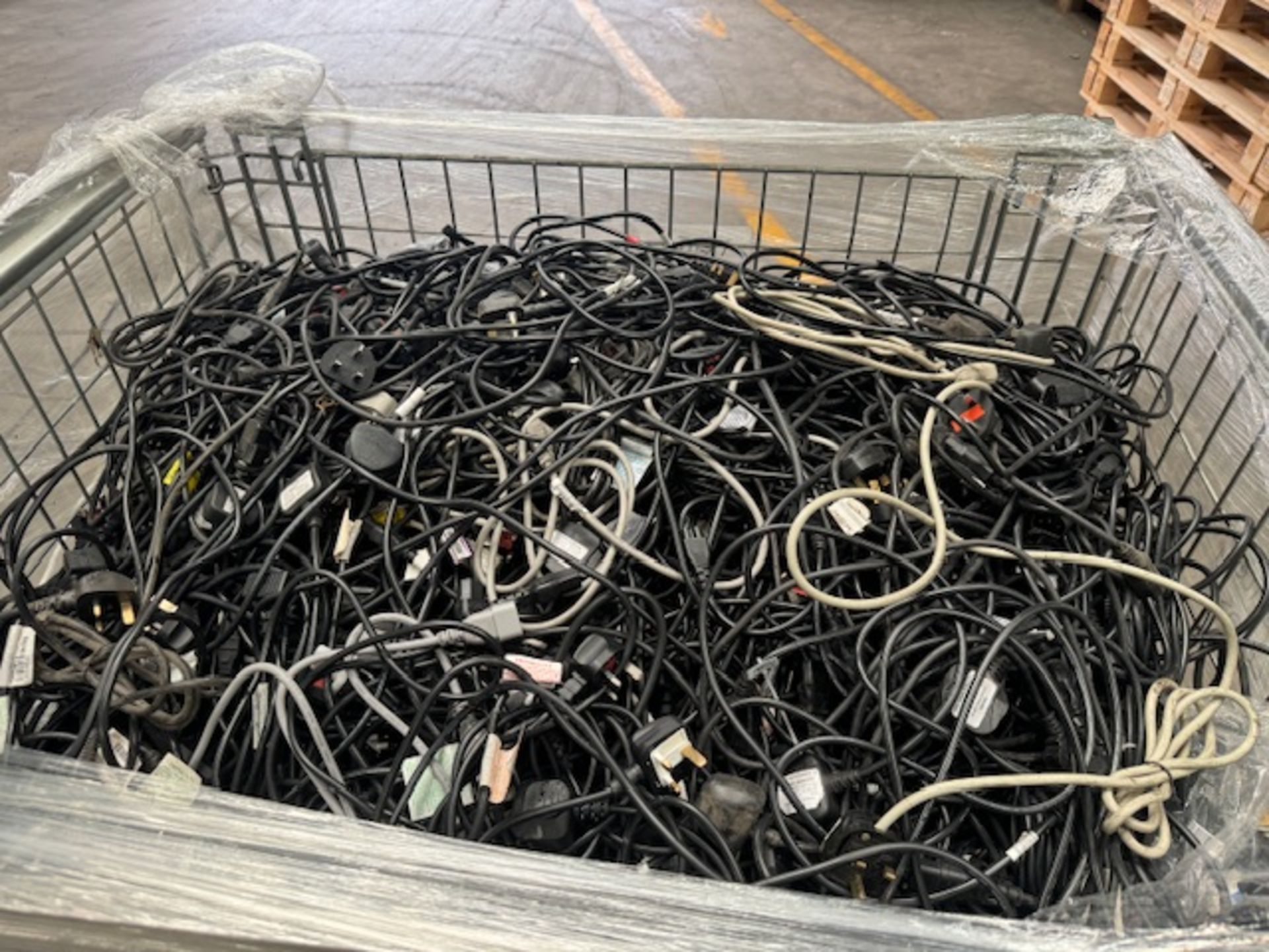 IT PALLET TO CONTAIN A VERY LARGE QUANTITY OF ASSORTED KETTLE LEADS IN VARIOUS BRANDS