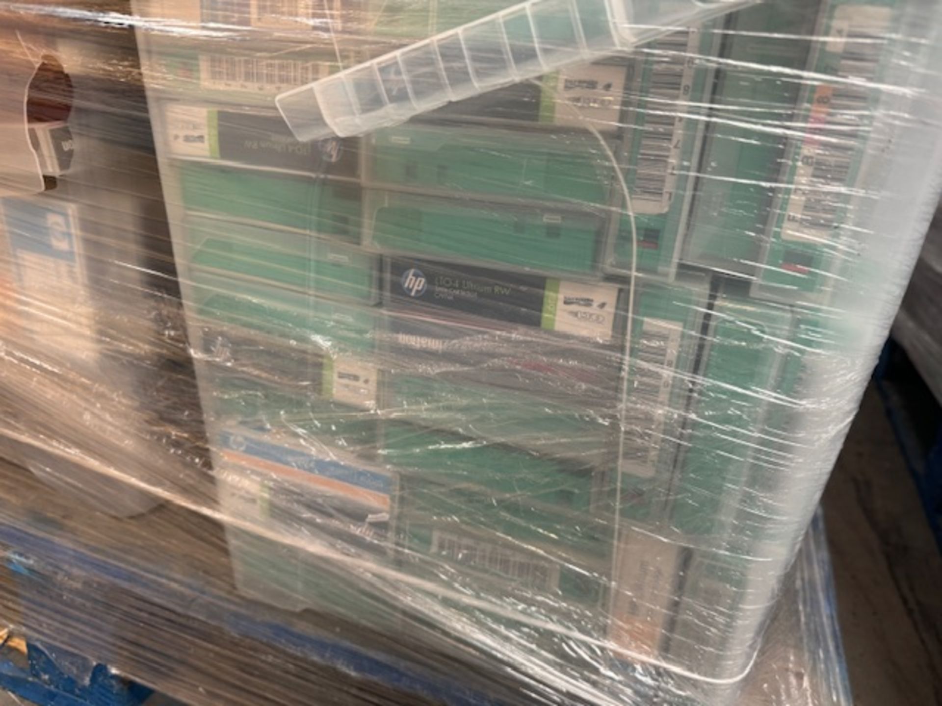 MIXED IT PALLET INCLUDING DATA CARDS, KEYBOARDS, TAPE CARTRIDGES ETC