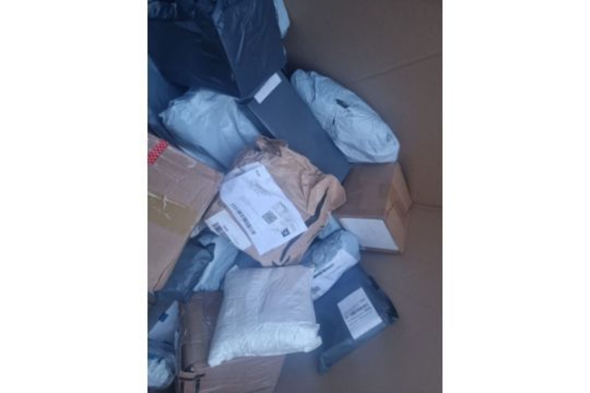 TRADE LOT 500 x UNCHECKED COURIER/INTERNET RETURNS. CONDITION & ITEMS UNKNOWN. ITEMS WILL MAINLY - Image 5 of 7