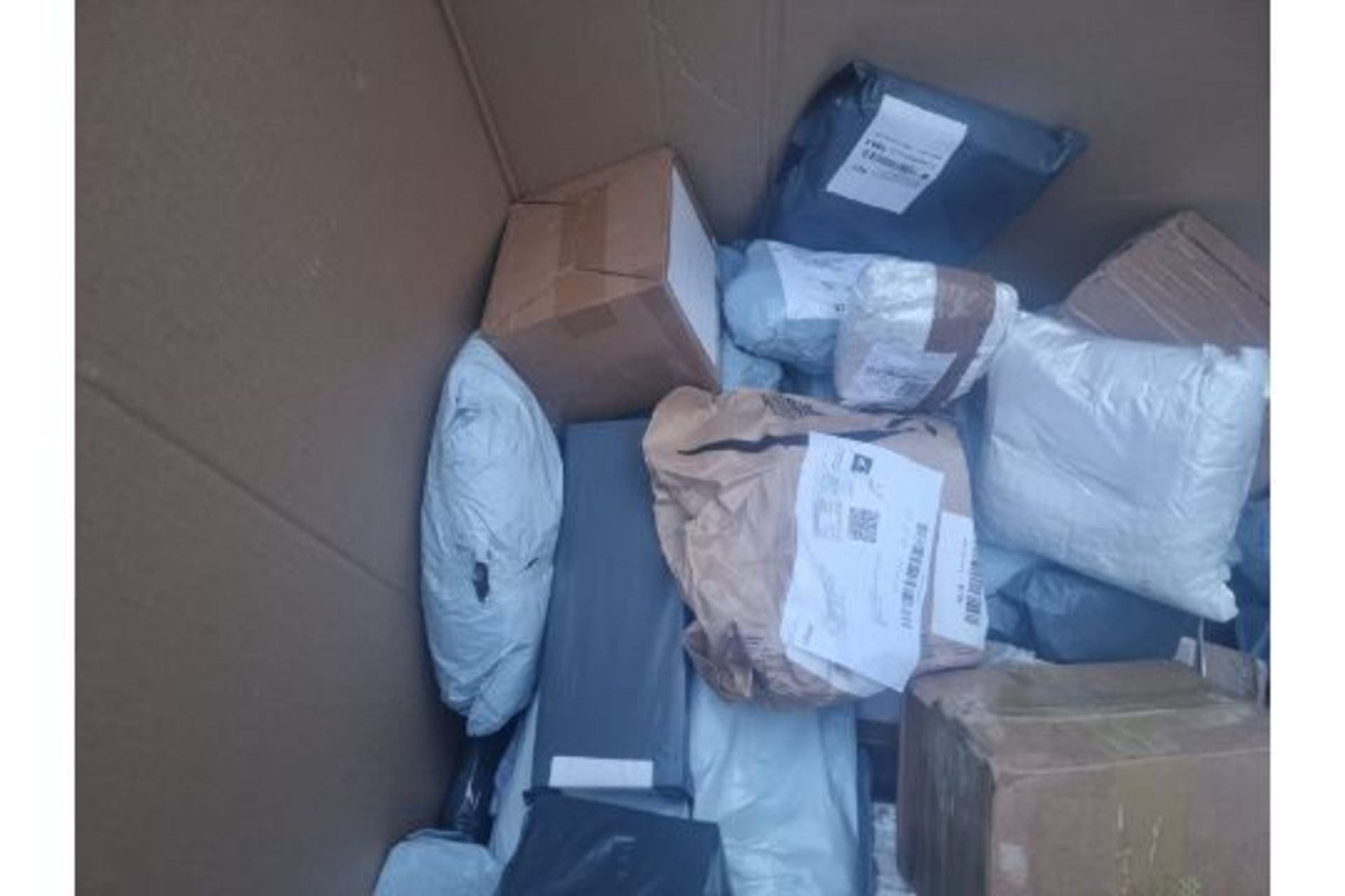 TRADE LOT 100 x UNCHECKED COURIER/INTERNET RETURNS. CONDITION & ITEMS UNKNOWN. ITEMS WILL MAINLY