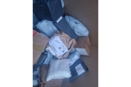 MEGA BULK LOT TO CONTAIN 500 x UNCHECKED COURIER/INTERNET RETURNS. CONDITION & ITEMS UNKNOWN. - Image 5 of 7