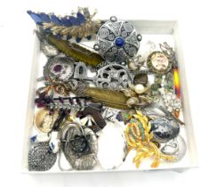 Tray of vintage and later brooches, pendants etc to include some silver