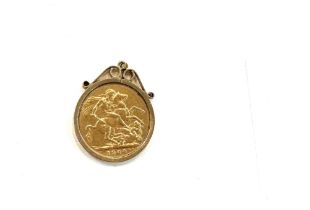 1900 Victorian full sovereign in gold mount, total weight 9.4g