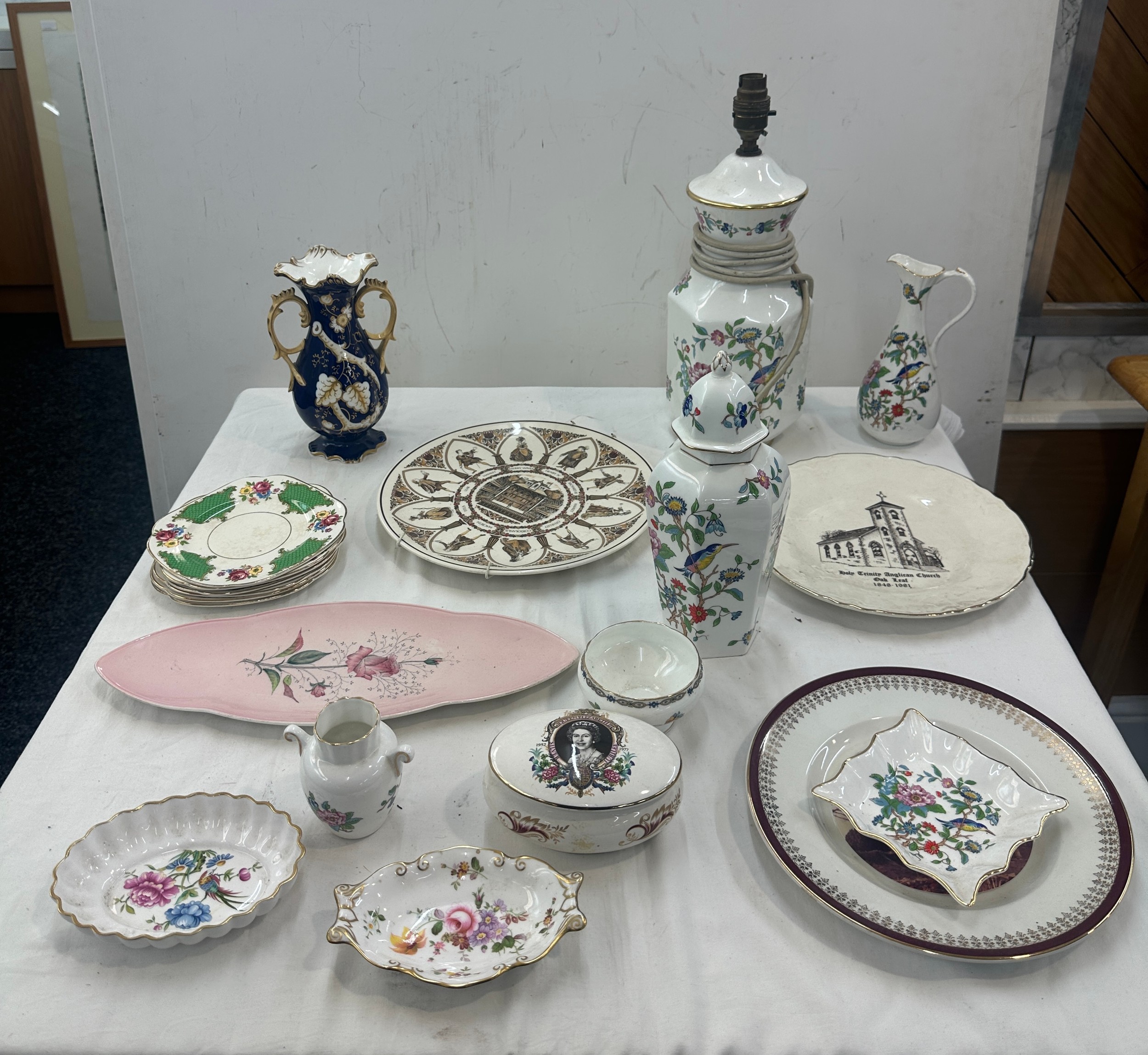 Box of assorted ceramics to include Aynsley, Carltonware etc - Bild 4 aus 8