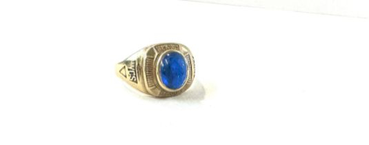 Vintage 9ct Gold stone set Presidents Club Ring central blue stone measures approx 11mm by 7mm age