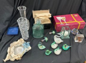 Selection of glassware to include glass animals, majolica dish etc