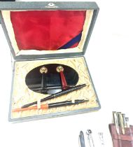 Selection of assorted fountain pens and a desk stand, includes a 14ct gold nib fountain pen etc
