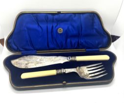 Silver rimmed cased fish serving set, Gilbert and sons