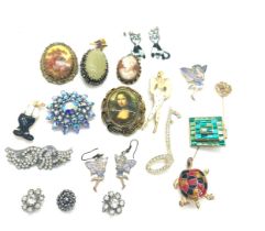 Tray of vintage and later brooches