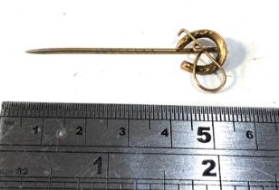 9ct gold horseshoe & crop stick pin weight 1.6g