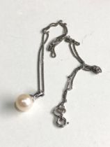 9ct white gold pearl and small diamond set pendant and 9ct white gold chain weight 2.5g