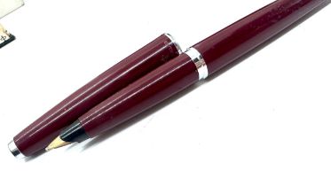Selection of boxed fountain pens includes Parker, Cross, swan etc
