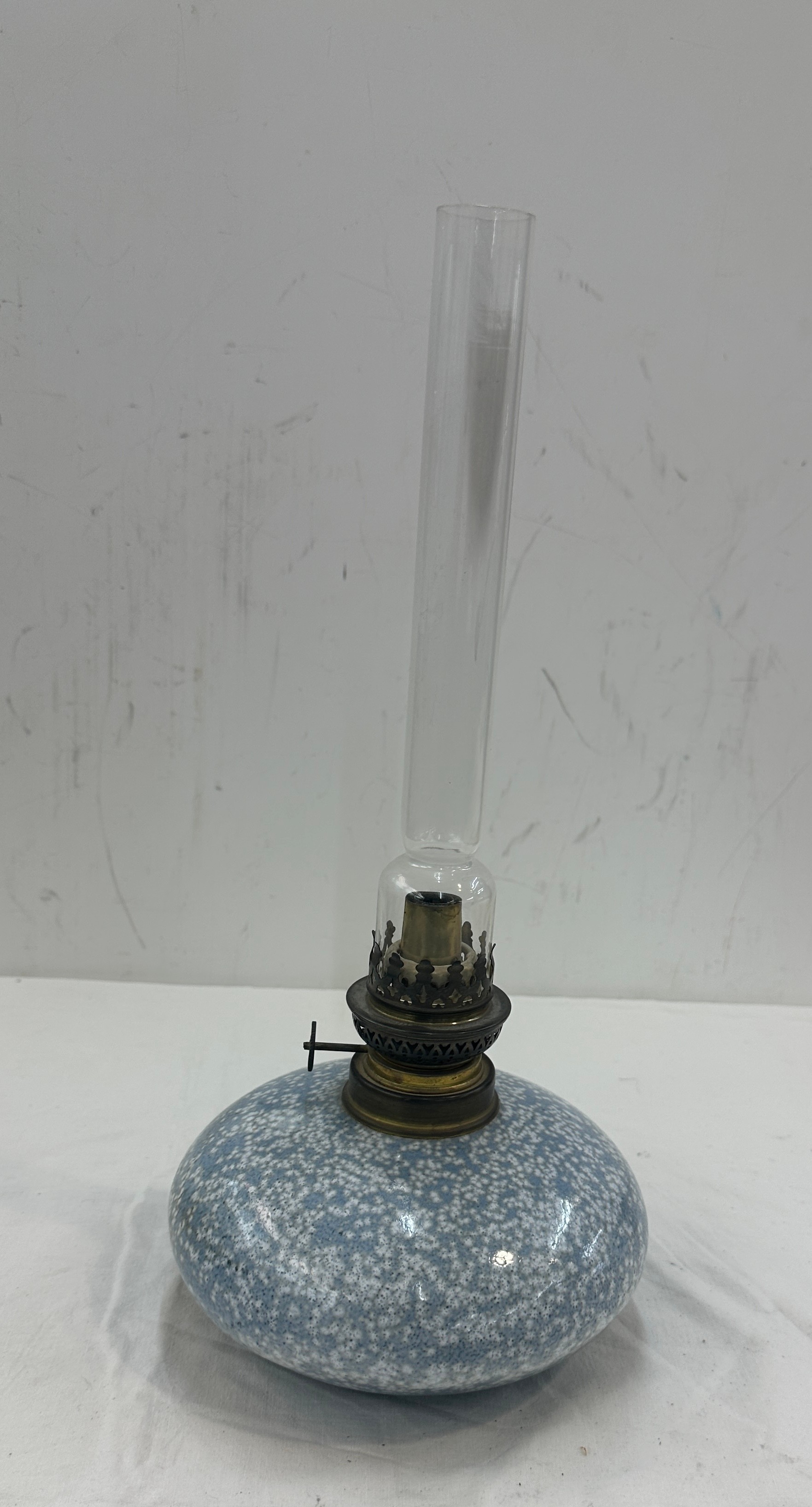 Vintage oil lamp and funnel, height including funnel 17 inches tall - Bild 4 aus 4