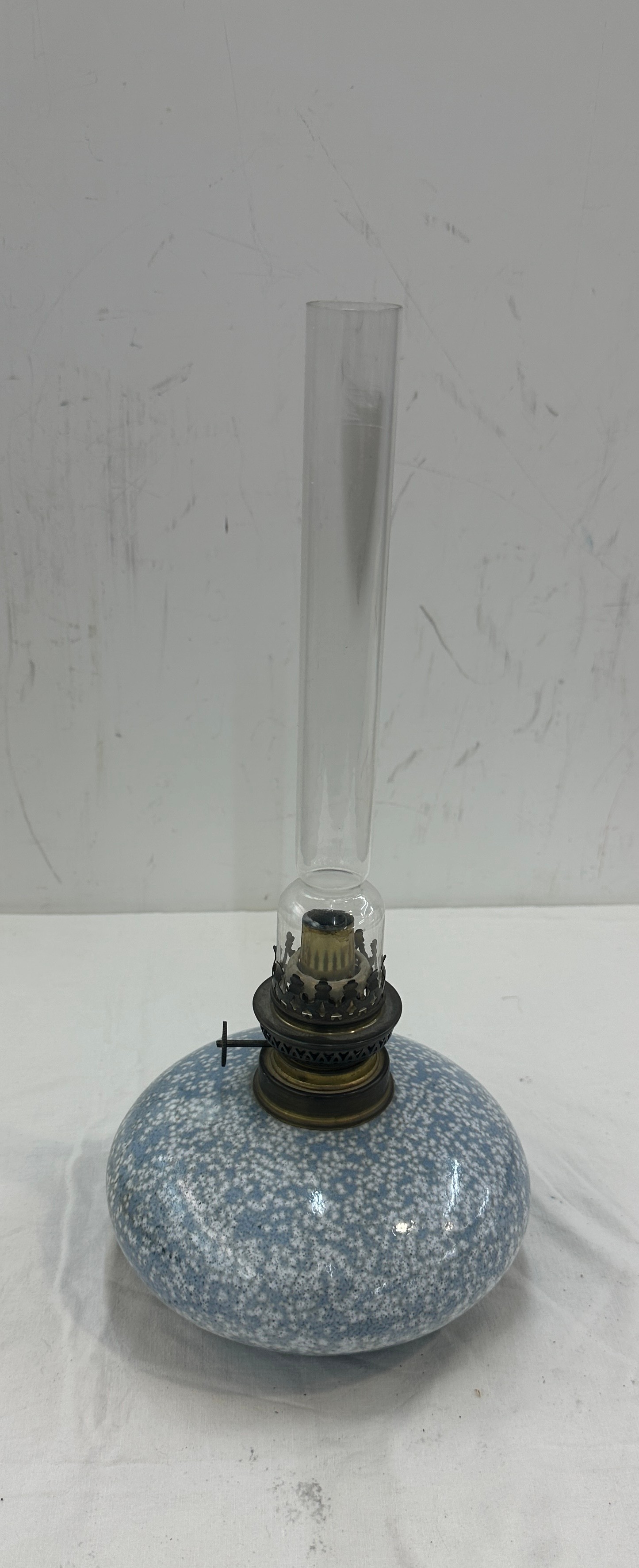 Vintage oil lamp and funnel, height including funnel 17 inches tall - Bild 3 aus 4