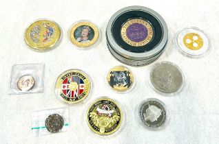 Selection of collectable commemorative coins to include Queens Jubilee, Churchill, D Day, Half