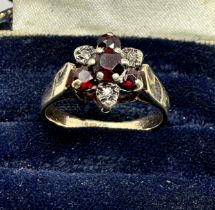 9ct gold diamond & garnet floral cluster ring (2.6g)