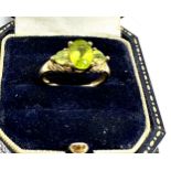 9ct gold peridot three stone ring (2.3g)