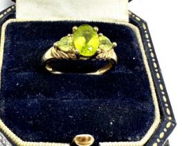 9ct gold peridot three stone ring (2.3g)