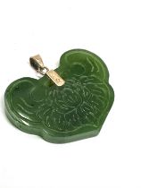 10ct gold carved nephrite oriental style pendant (9.5g)