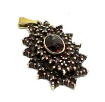 14ct gold garnet cluster pendant (5.7g)