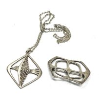 A silver brooch and pendant necklace (22g)