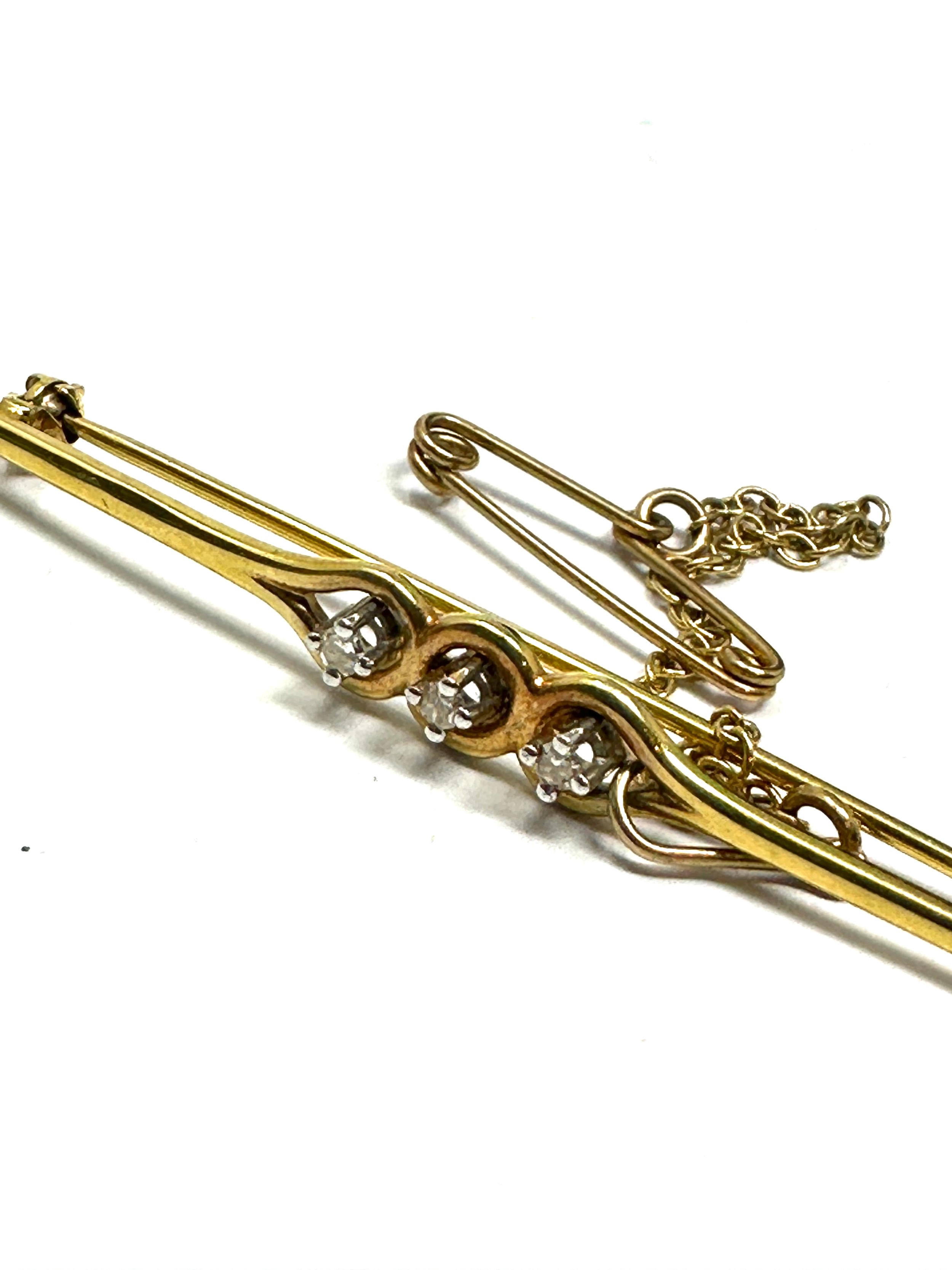 9ct gold diamond three stone bar brooch (2.1g) - Image 2 of 2