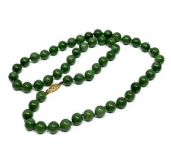 14ct gold clasp nephrite single strand necklace (44.6g)