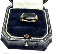 9ct gold onyx ring (2.1g)