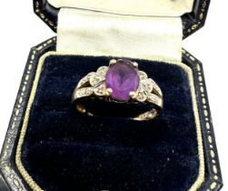 9ct gold amethyst single stone ring with diamond set shoulders (3g)