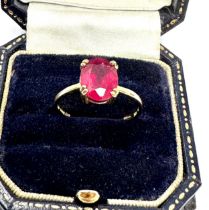 9ct gold glass-filled ruby single stone ring (2.2g)